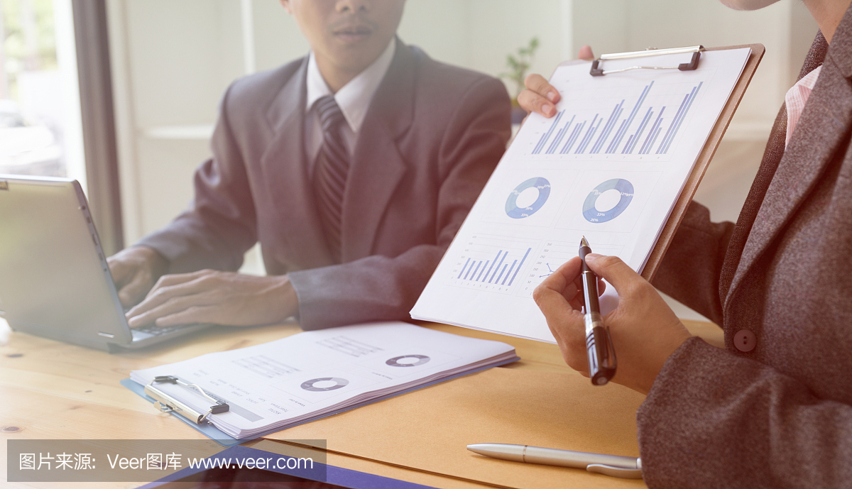 商務(wù)人員出席專業(yè)投資者的創(chuàng)業(yè)項目。財務(wù)經(jīng)理會議和討論分析數(shù)據(jù)的圖表和圖表顯示的結(jié)果。企業(yè)財務(wù)和營銷理念